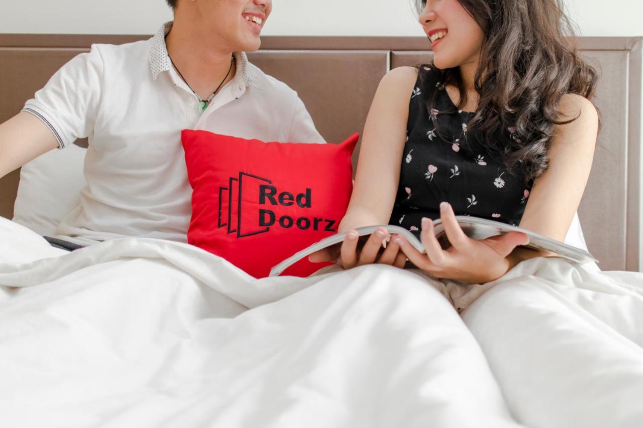 Reddoorz Near Hoa Lu Stadium Ho Chi Minh City Bagian luar foto
